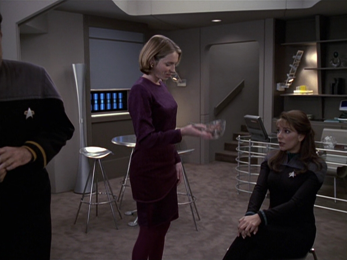 extant_StarTrek_VOY_6x24-LifeLine_02369.jpg