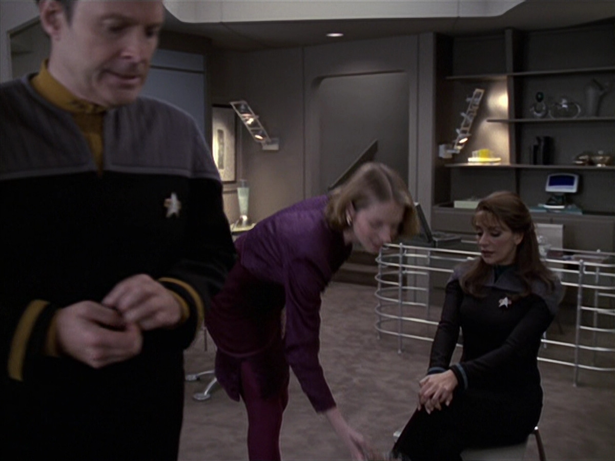 extant_StarTrek_VOY_6x24-LifeLine_02370.jpg