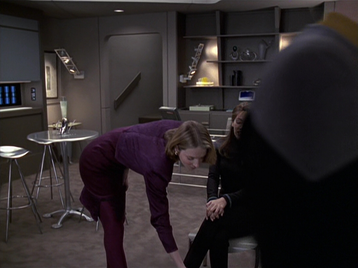 extant_StarTrek_VOY_6x24-LifeLine_02372.jpg