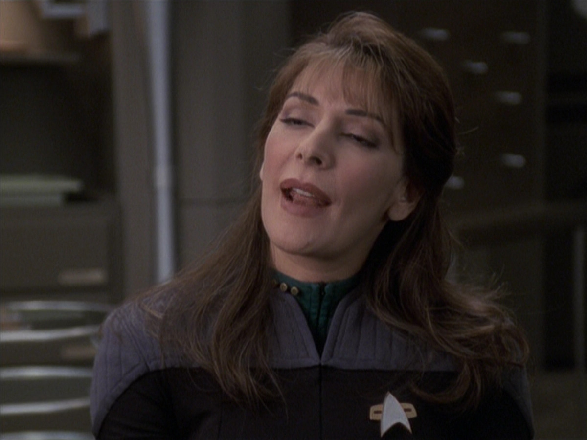 extant_StarTrek_VOY_6x24-LifeLine_02382.jpg