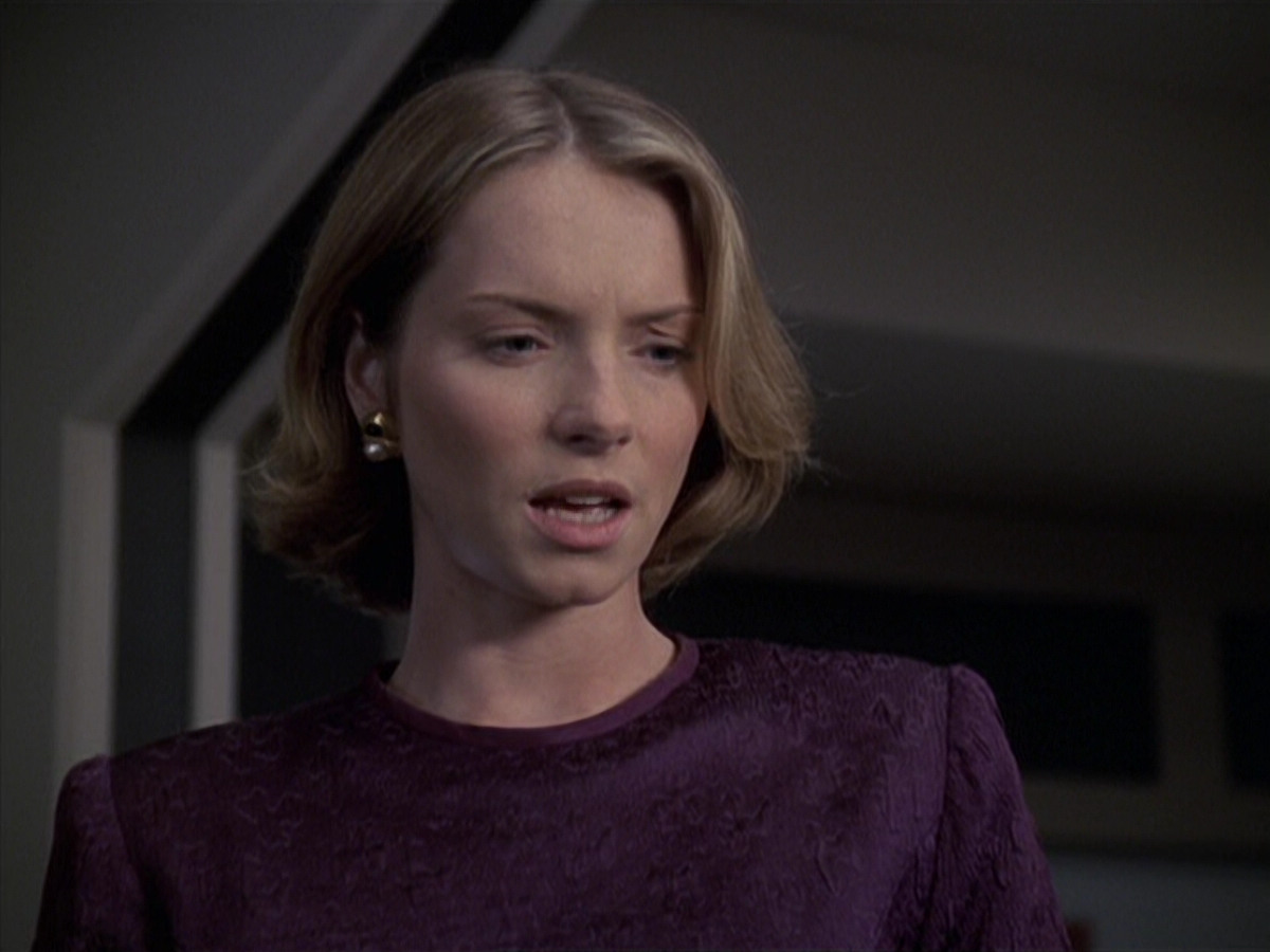 extant_StarTrek_VOY_6x24-LifeLine_02451.jpg