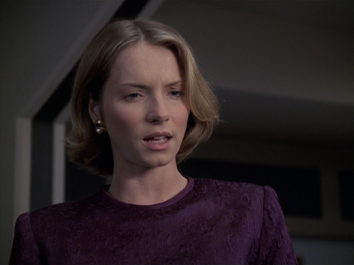 extant_StarTrek_VOY_6x24-LifeLine_02454.jpg