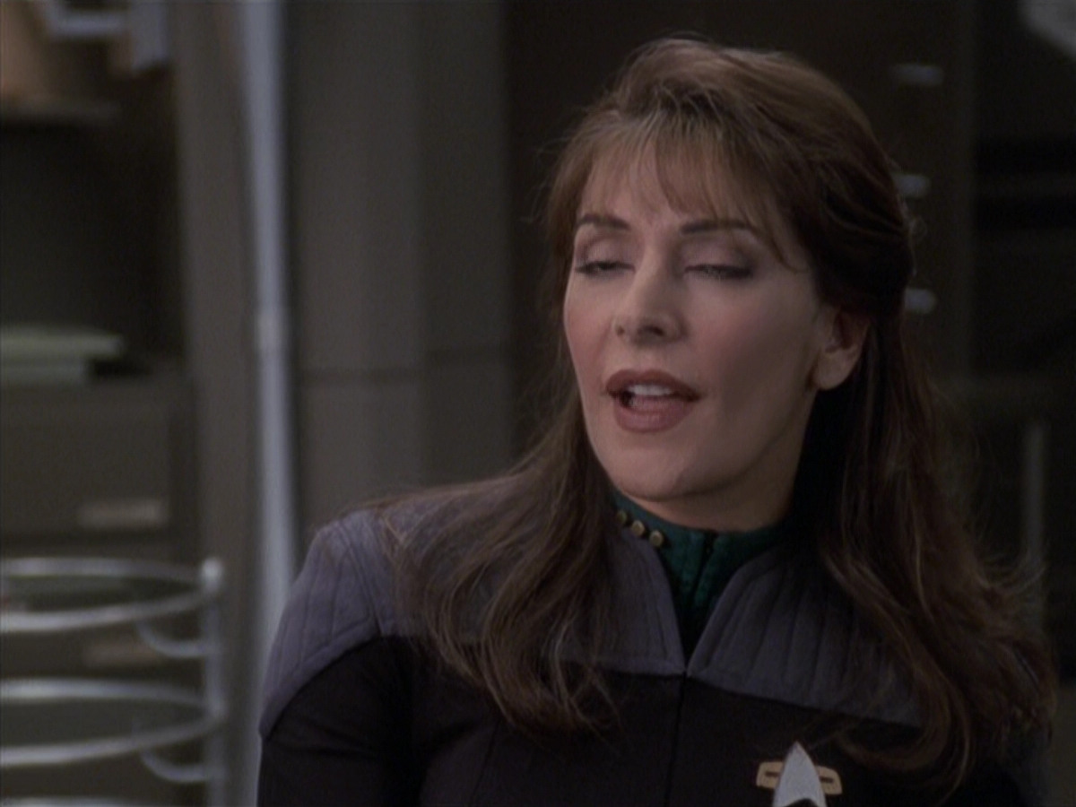 extant_StarTrek_VOY_6x24-LifeLine_02458.jpg
