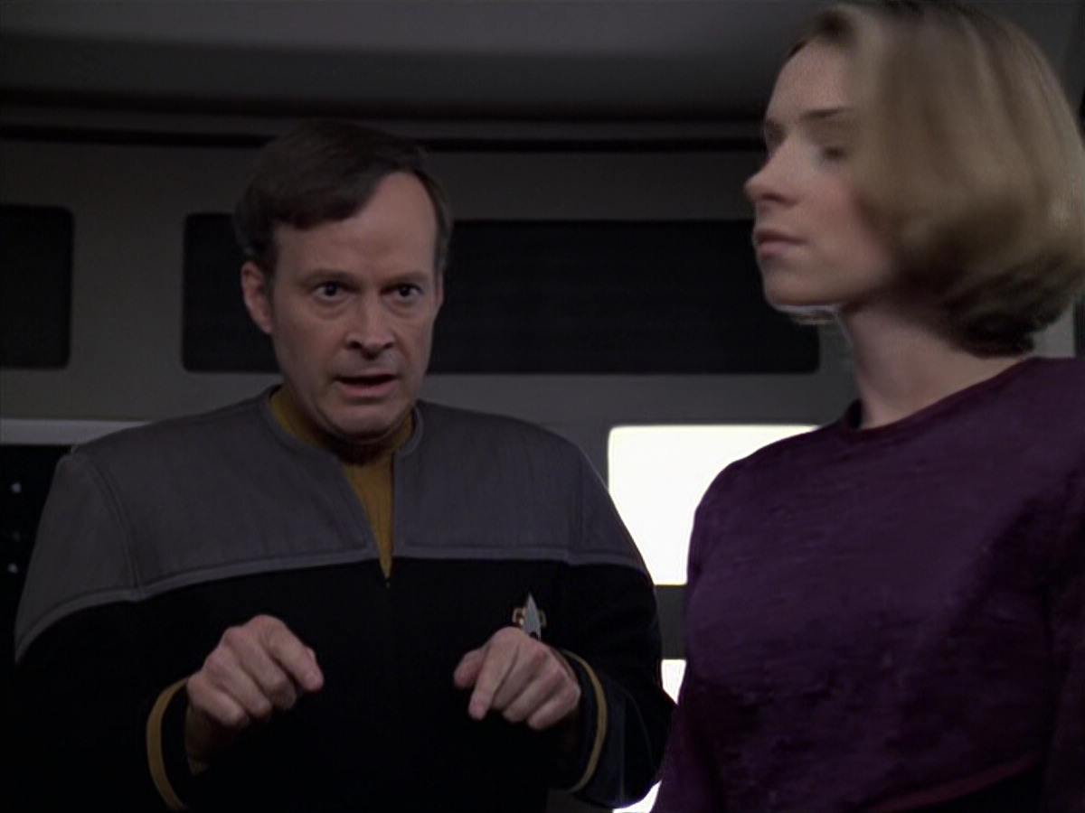 extant_StarTrek_VOY_6x24-LifeLine_02468.jpg
