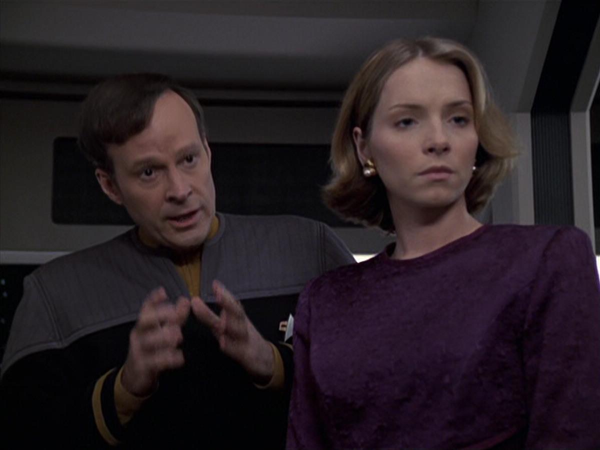 extant_StarTrek_VOY_6x24-LifeLine_02470.jpg