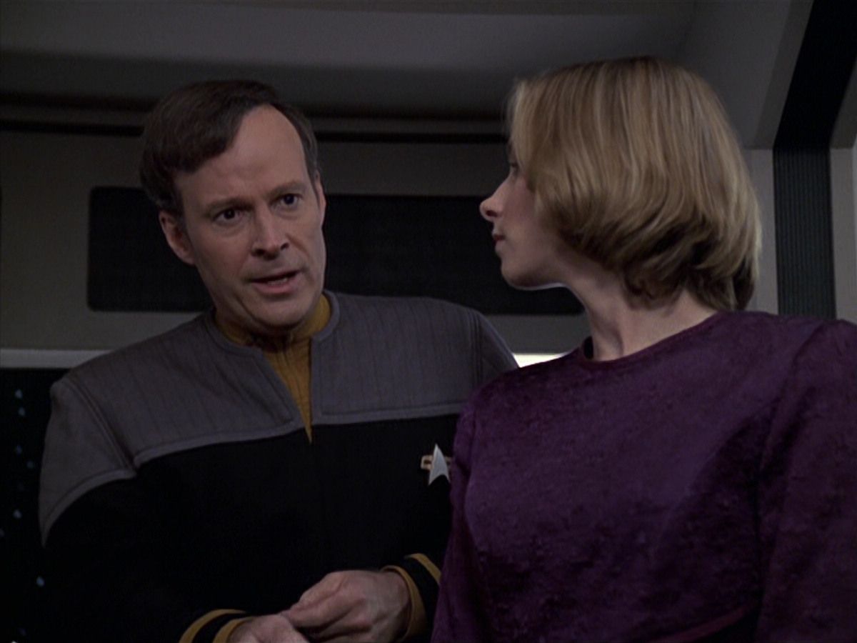 extant_StarTrek_VOY_6x24-LifeLine_02486.jpg