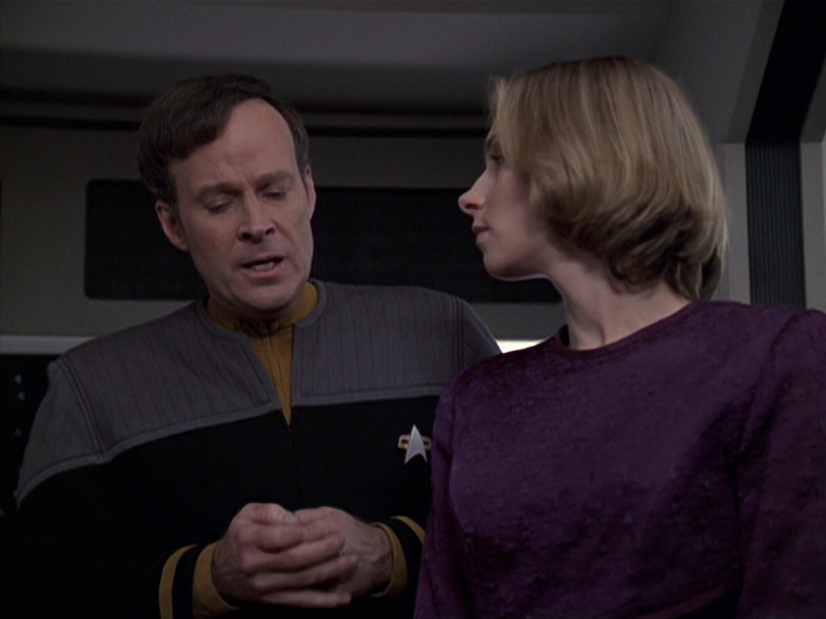 extant_StarTrek_VOY_6x24-LifeLine_02487.jpg