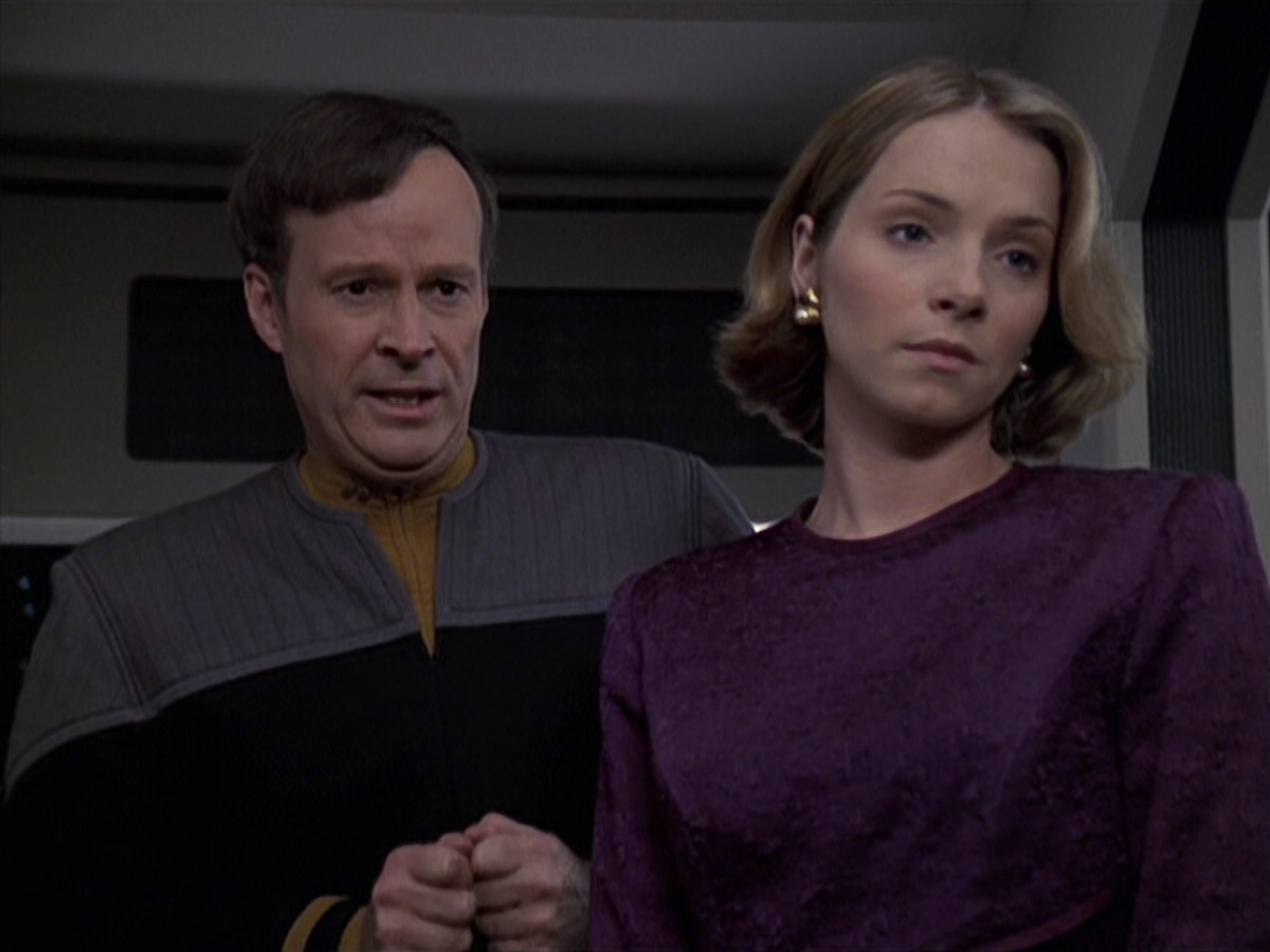 extant_StarTrek_VOY_6x24-LifeLine_02490.jpg