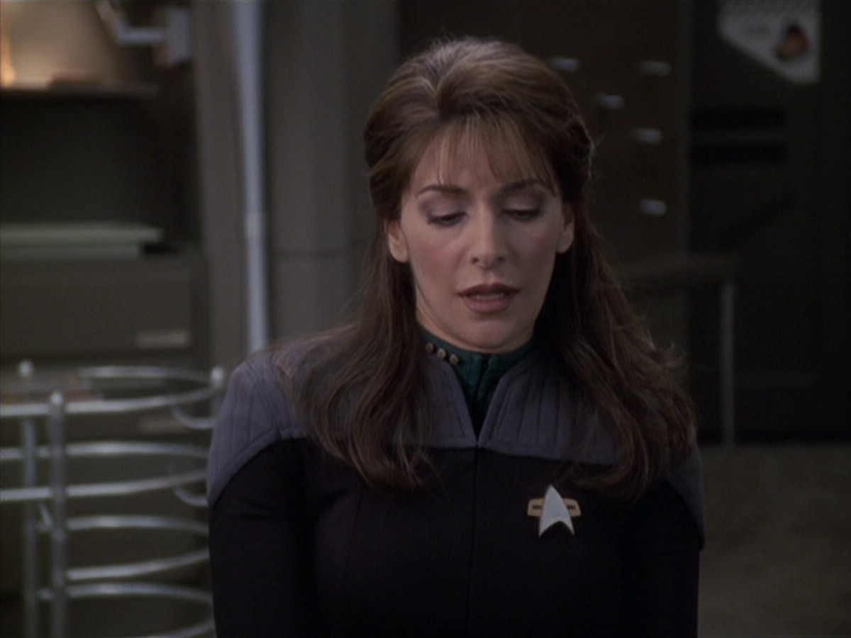 extant_StarTrek_VOY_6x24-LifeLine_02512.jpg