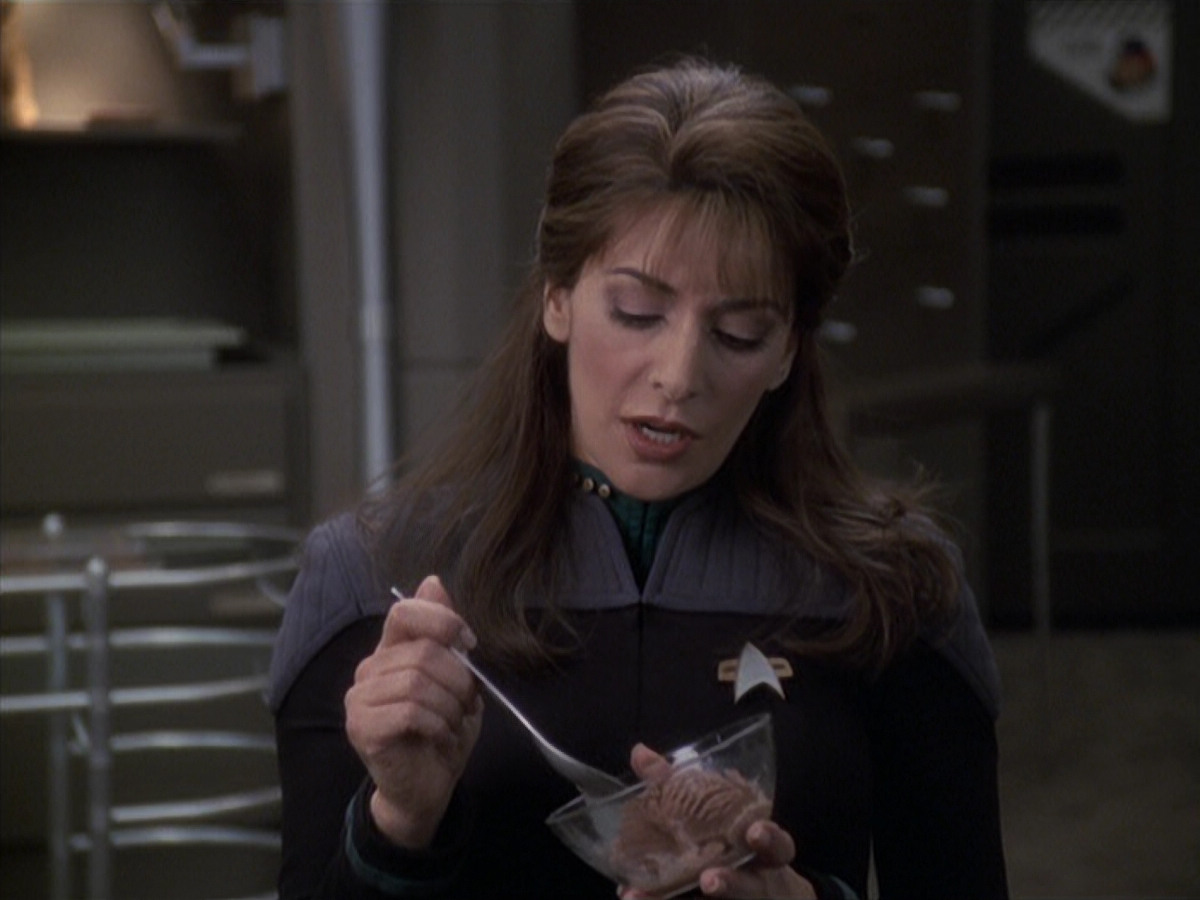 extant_StarTrek_VOY_6x24-LifeLine_02517.jpg