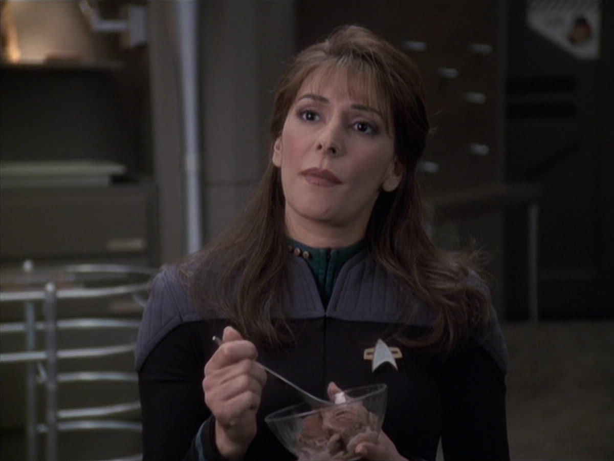 extant_StarTrek_VOY_6x24-LifeLine_02520.jpg