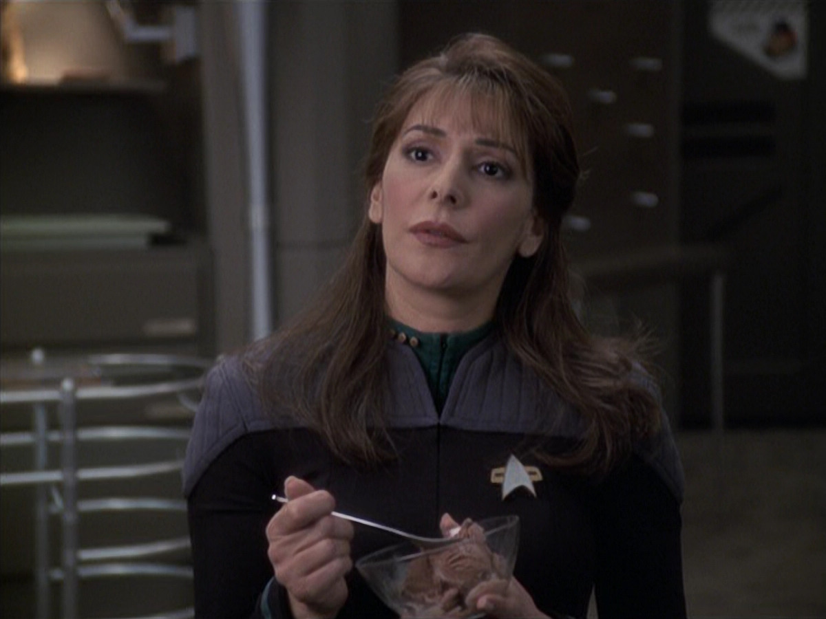 extant_StarTrek_VOY_6x24-LifeLine_02521.jpg