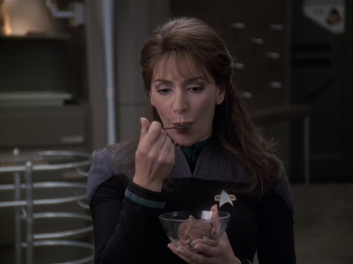 extant_StarTrek_VOY_6x24-LifeLine_02524.jpg