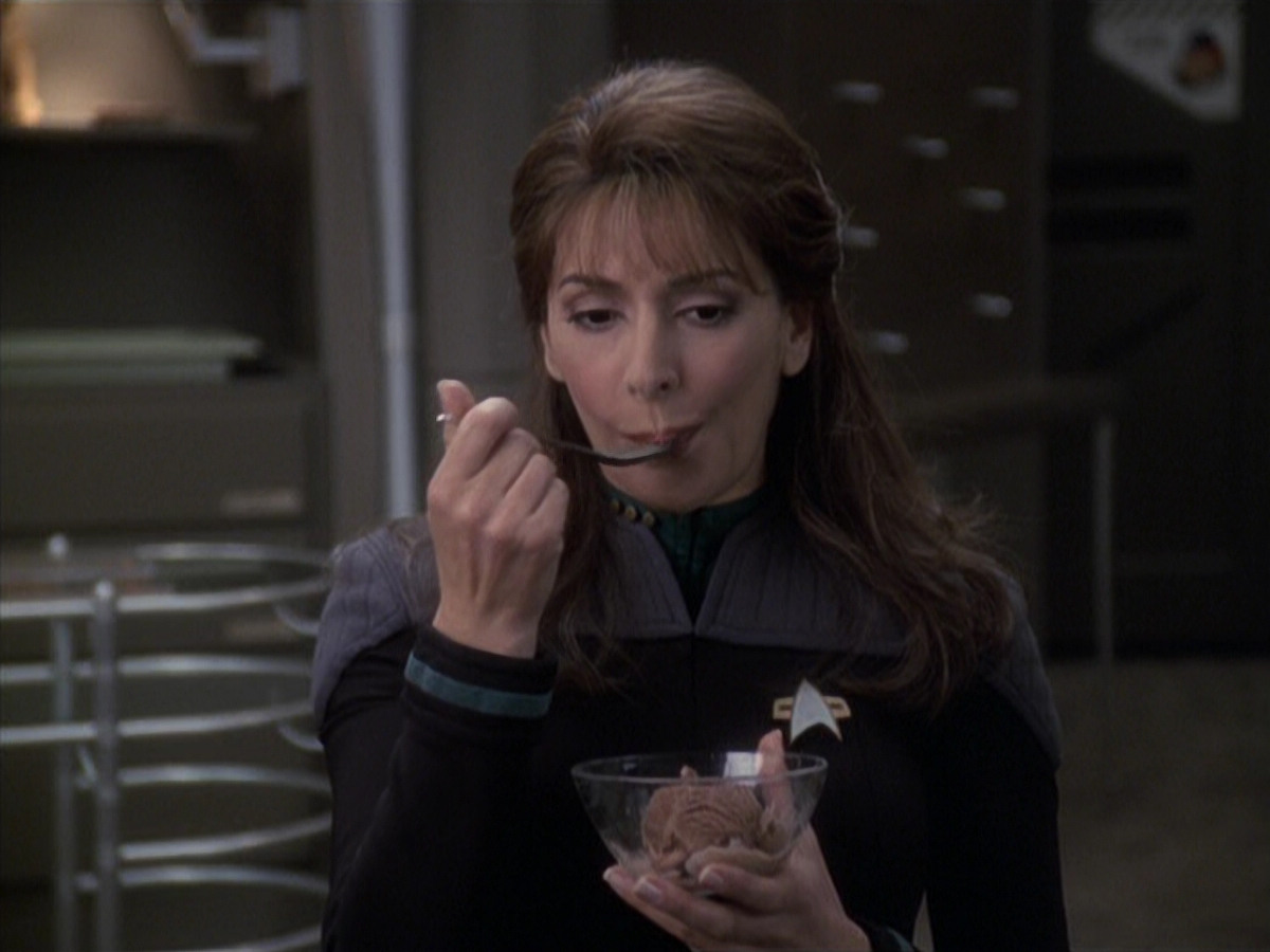 extant_StarTrek_VOY_6x24-LifeLine_02525.jpg