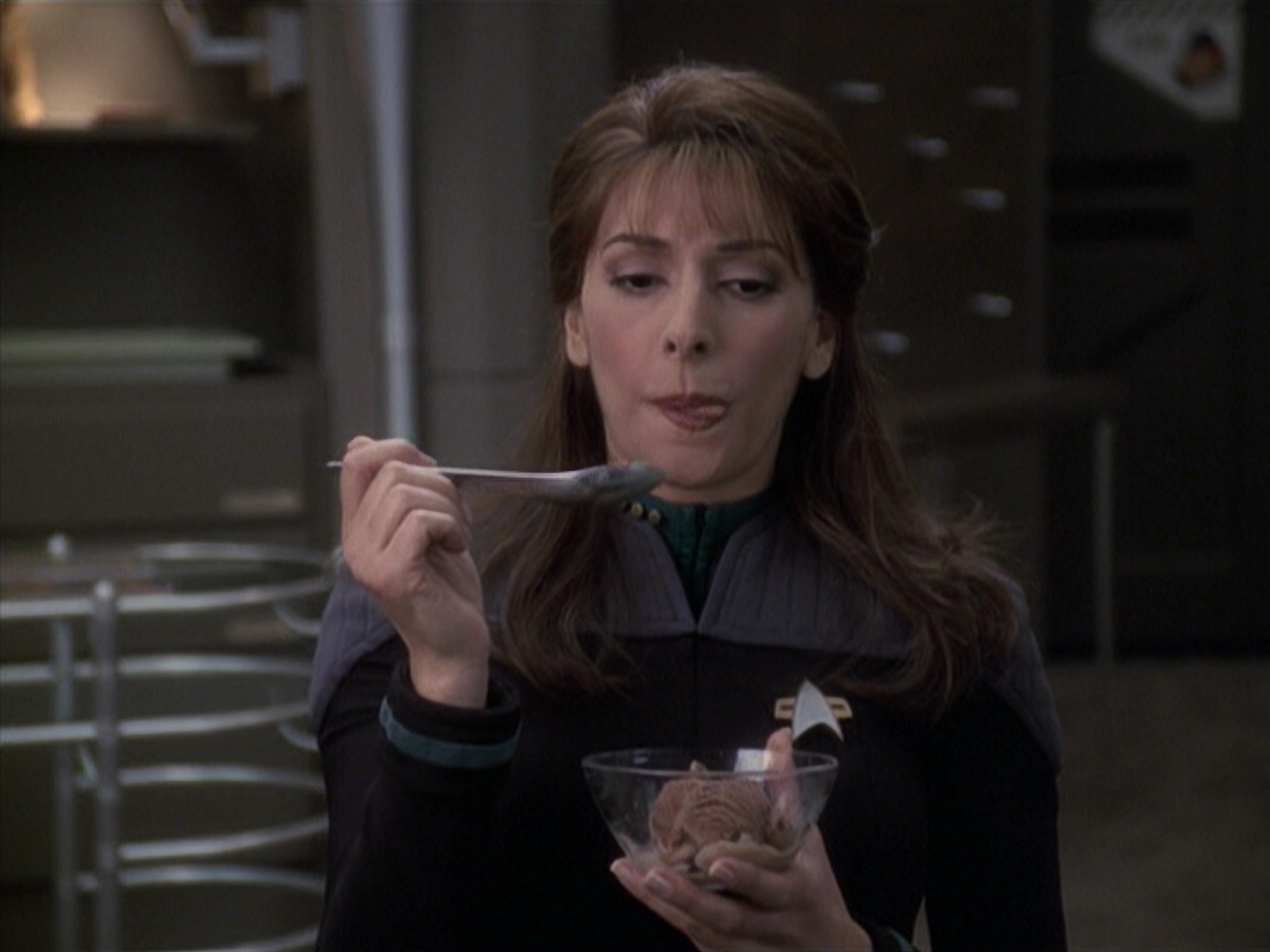 extant_StarTrek_VOY_6x24-LifeLine_02526.jpg