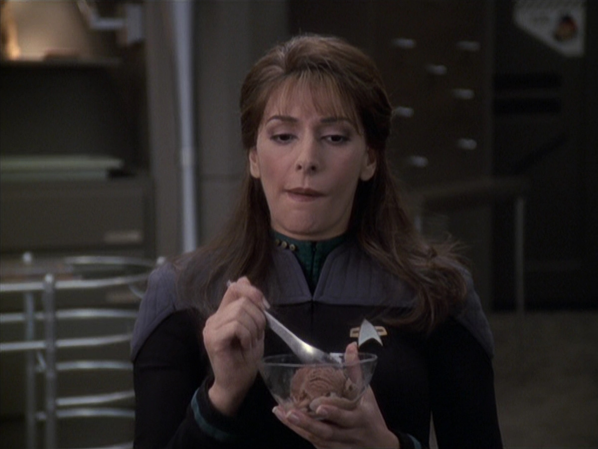 extant_StarTrek_VOY_6x24-LifeLine_02527.jpg