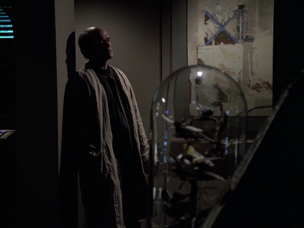 extant_StarTrek_VOY_6x24-LifeLine_02530.jpg