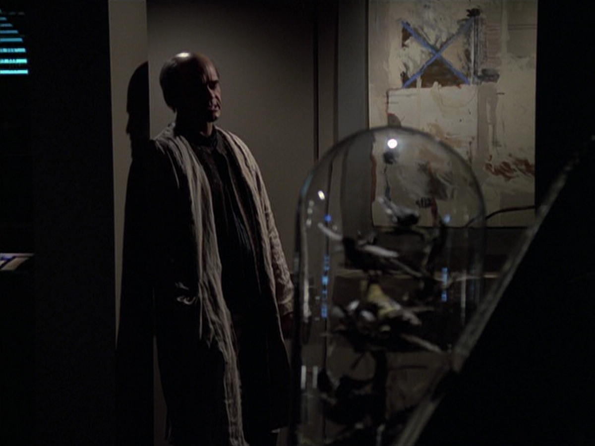 extant_StarTrek_VOY_6x24-LifeLine_02535.jpg