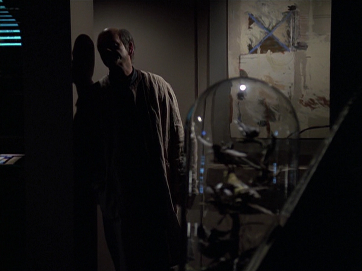 extant_StarTrek_VOY_6x24-LifeLine_02542.jpg