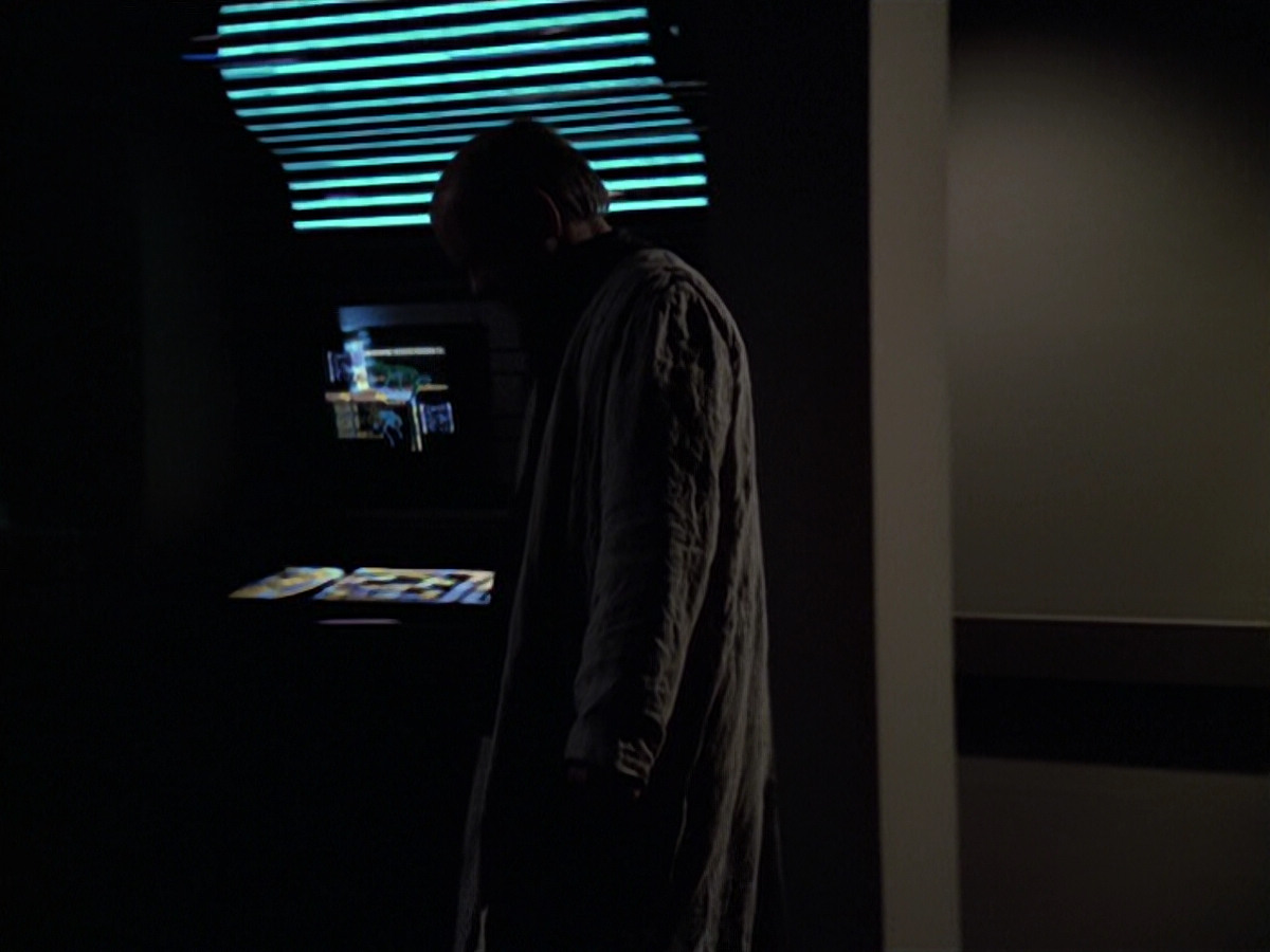 extant_StarTrek_VOY_6x24-LifeLine_02546.jpg