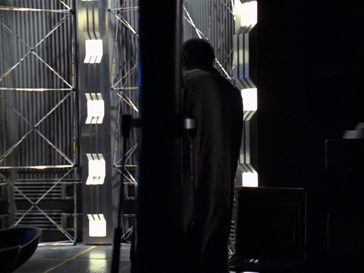 extant_StarTrek_VOY_6x24-LifeLine_02552.jpg