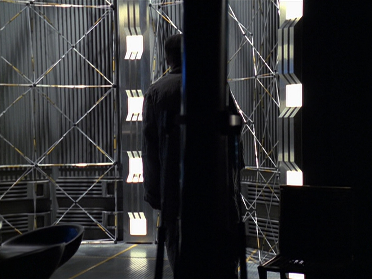 extant_StarTrek_VOY_6x24-LifeLine_02553.jpg
