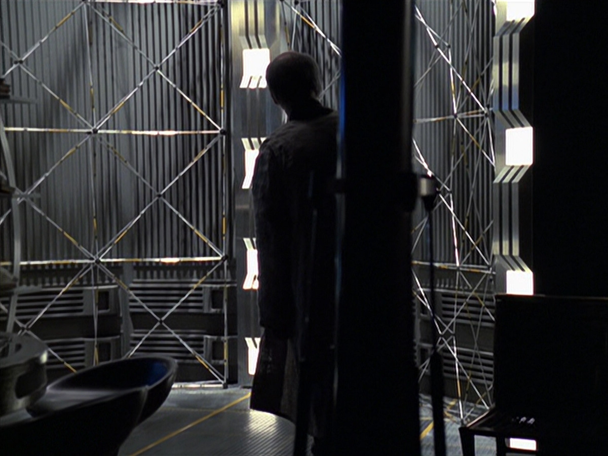 extant_StarTrek_VOY_6x24-LifeLine_02554.jpg