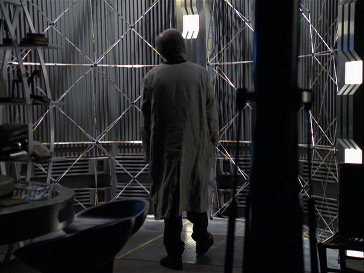 extant_StarTrek_VOY_6x24-LifeLine_02557.jpg