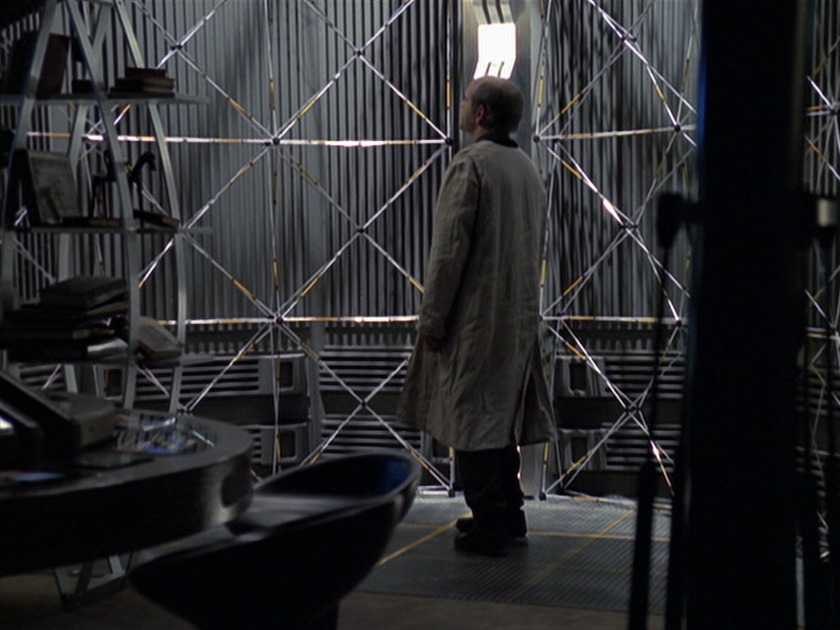 extant_StarTrek_VOY_6x24-LifeLine_02561.jpg
