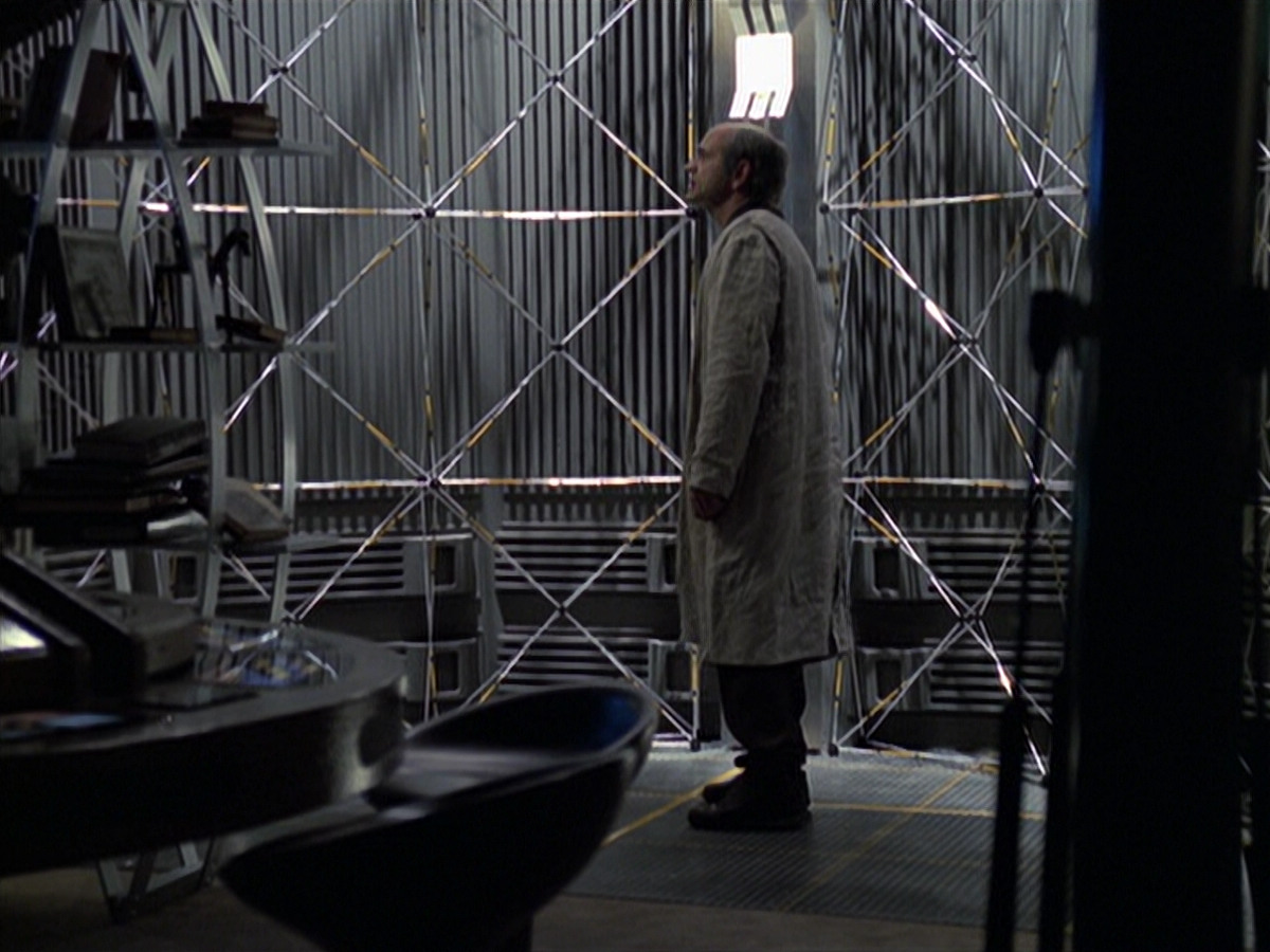 extant_StarTrek_VOY_6x24-LifeLine_02562.jpg