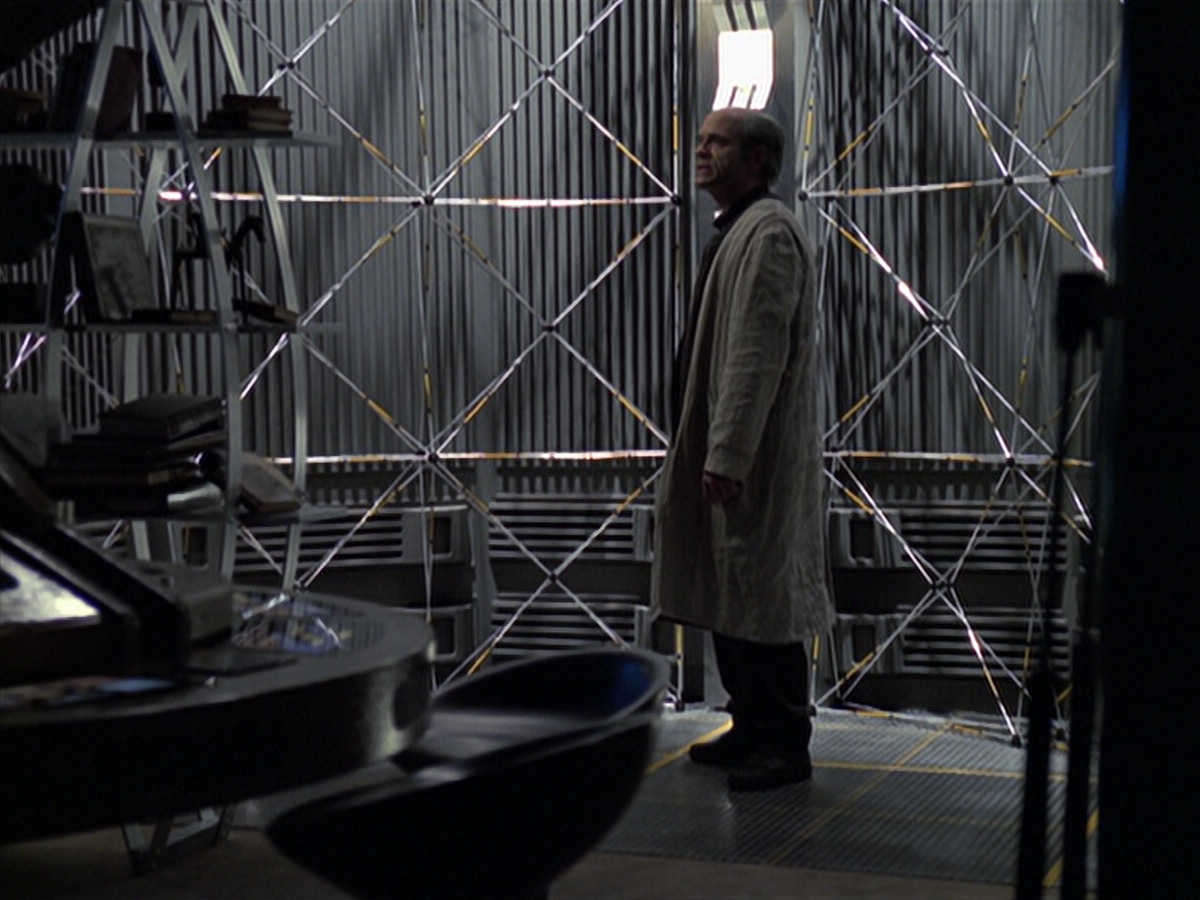 extant_StarTrek_VOY_6x24-LifeLine_02565.jpg