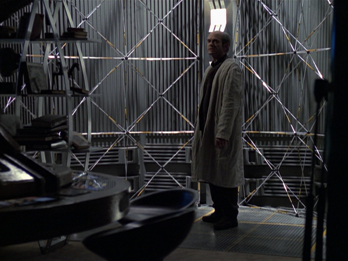 extant_StarTrek_VOY_6x24-LifeLine_02566.jpg