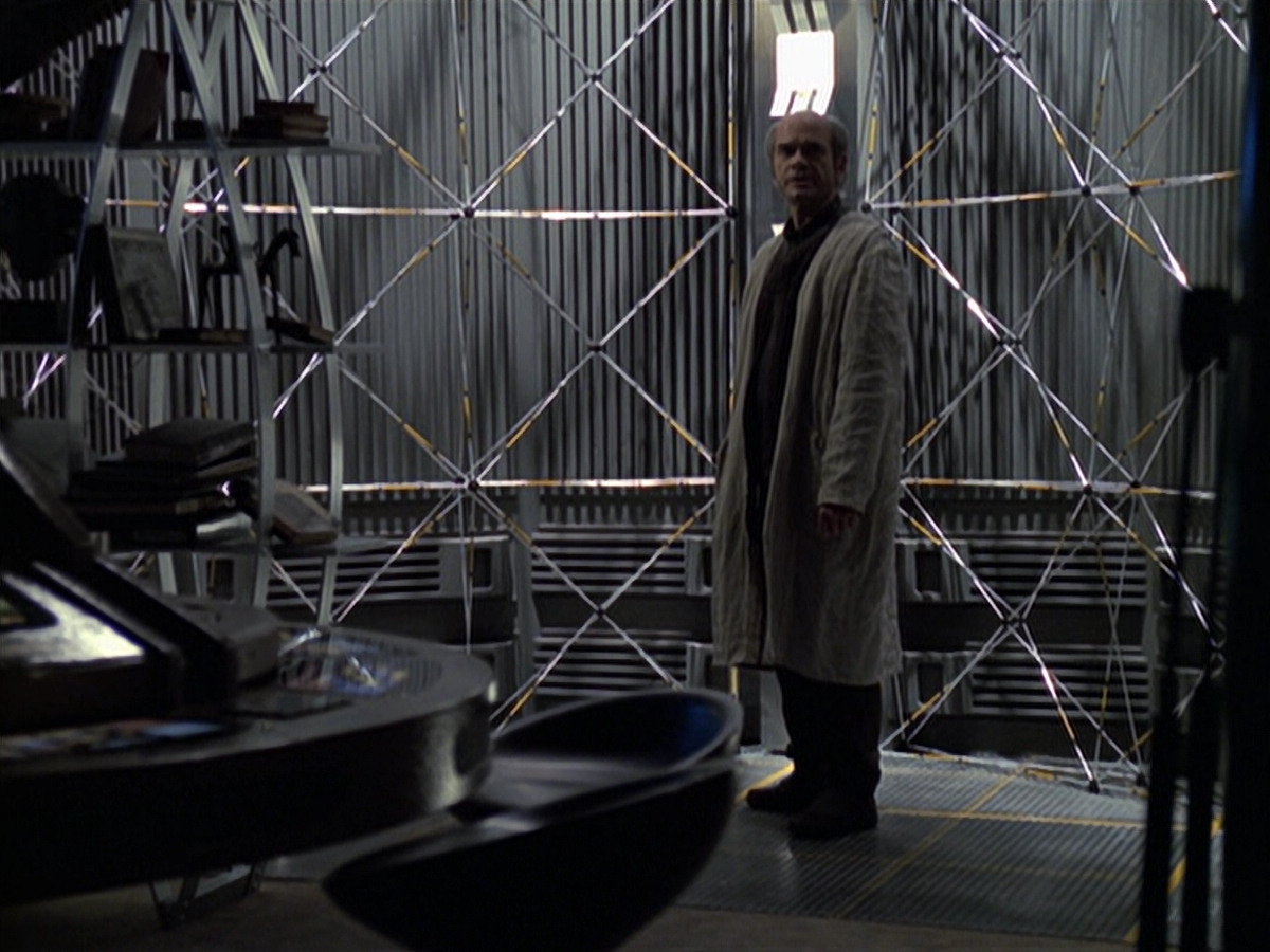 extant_StarTrek_VOY_6x24-LifeLine_02567.jpg