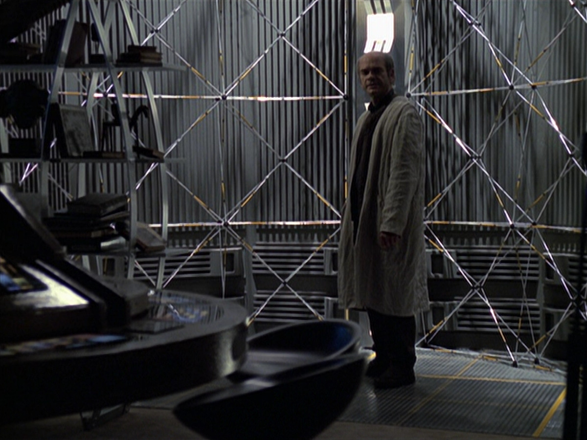 extant_StarTrek_VOY_6x24-LifeLine_02570.jpg