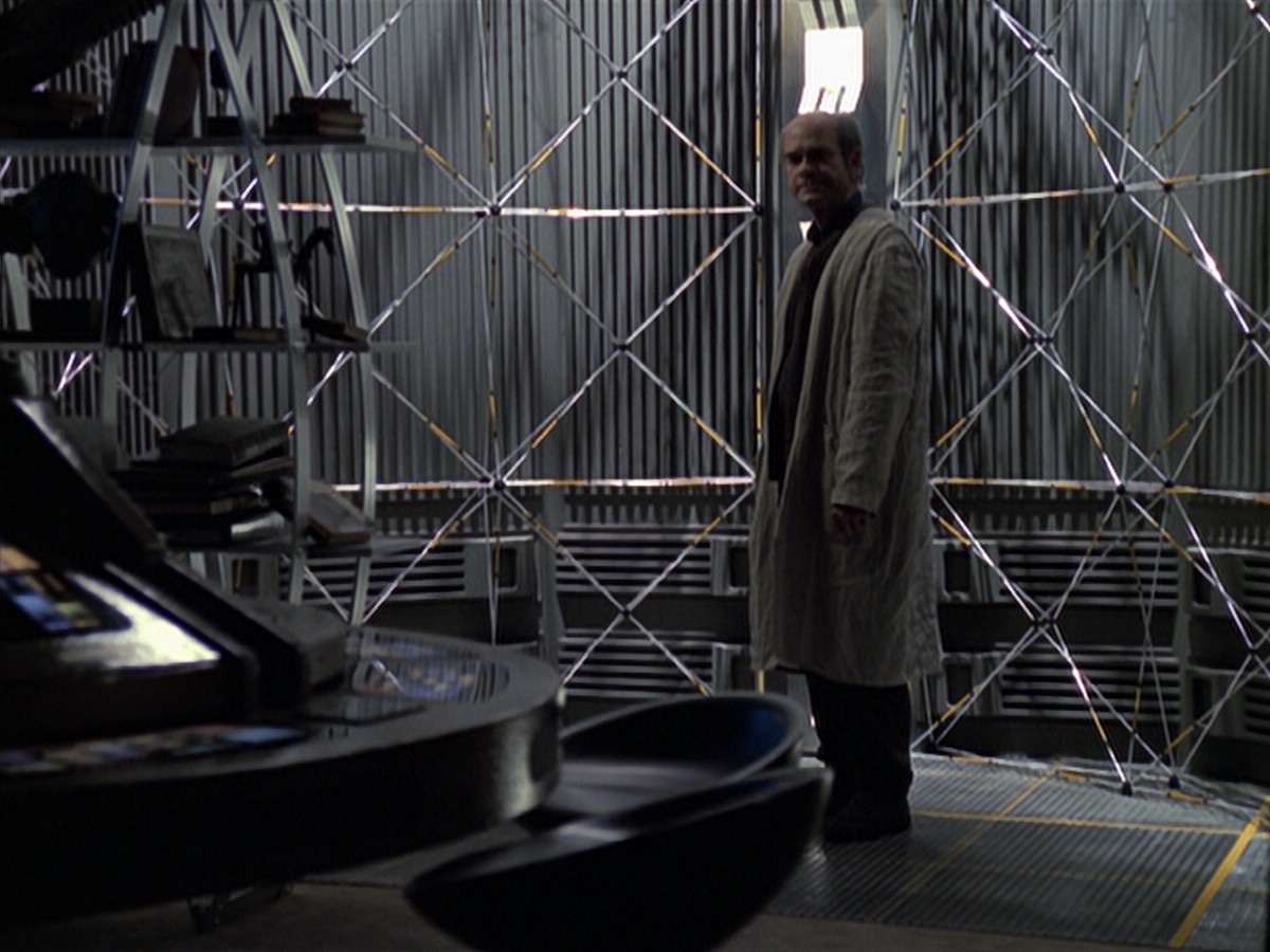 extant_StarTrek_VOY_6x24-LifeLine_02572.jpg