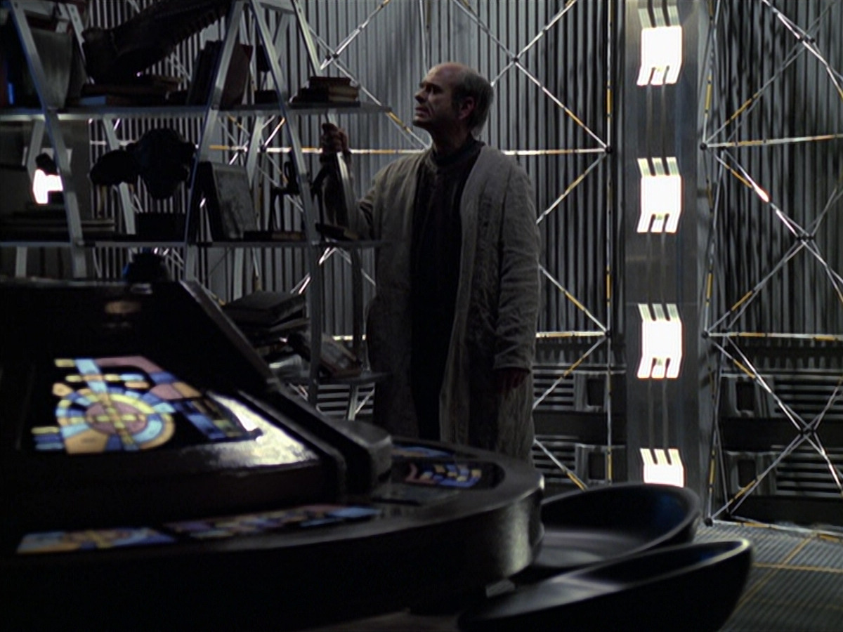 extant_StarTrek_VOY_6x24-LifeLine_02582.jpg