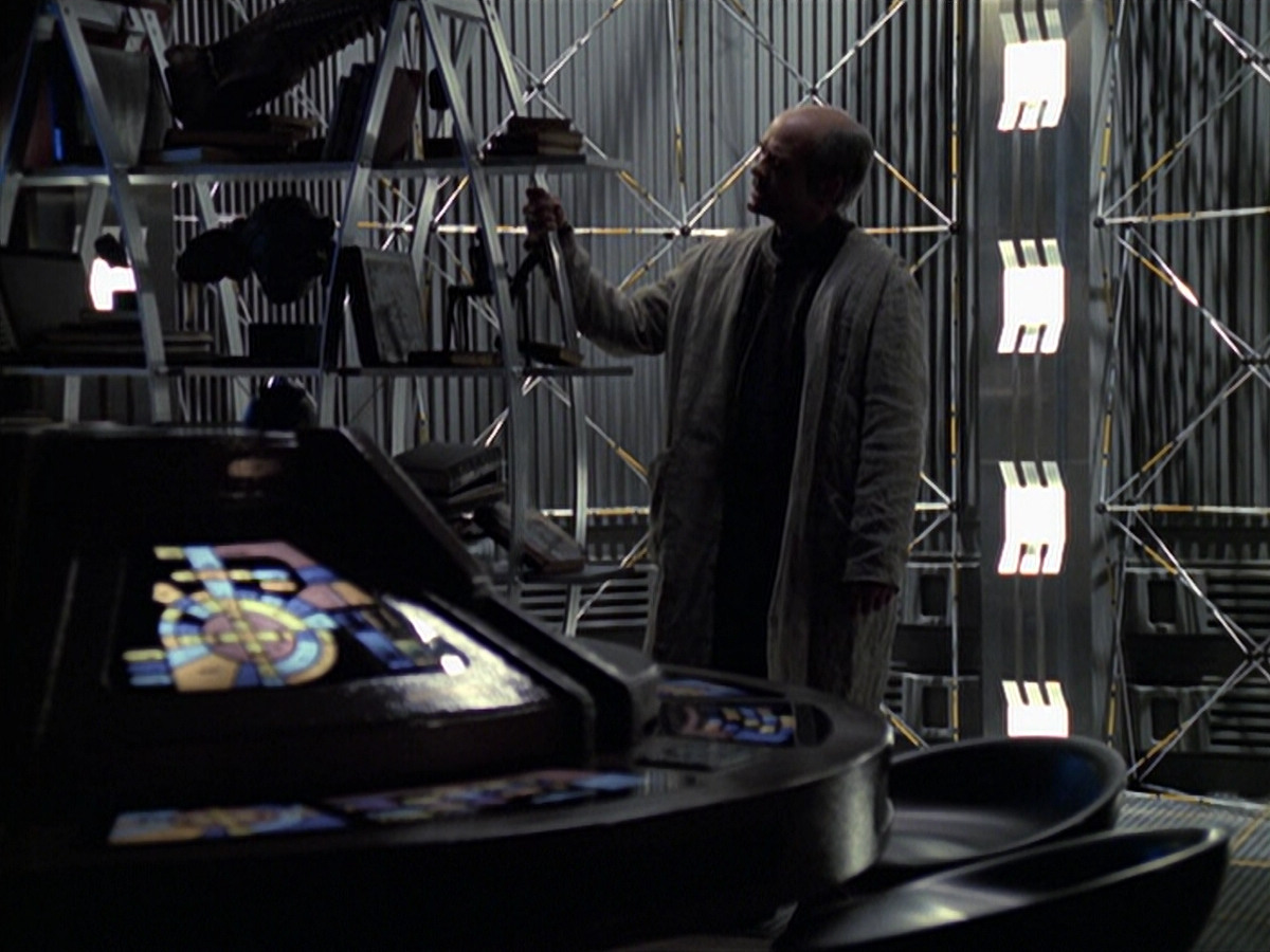 extant_StarTrek_VOY_6x24-LifeLine_02586.jpg