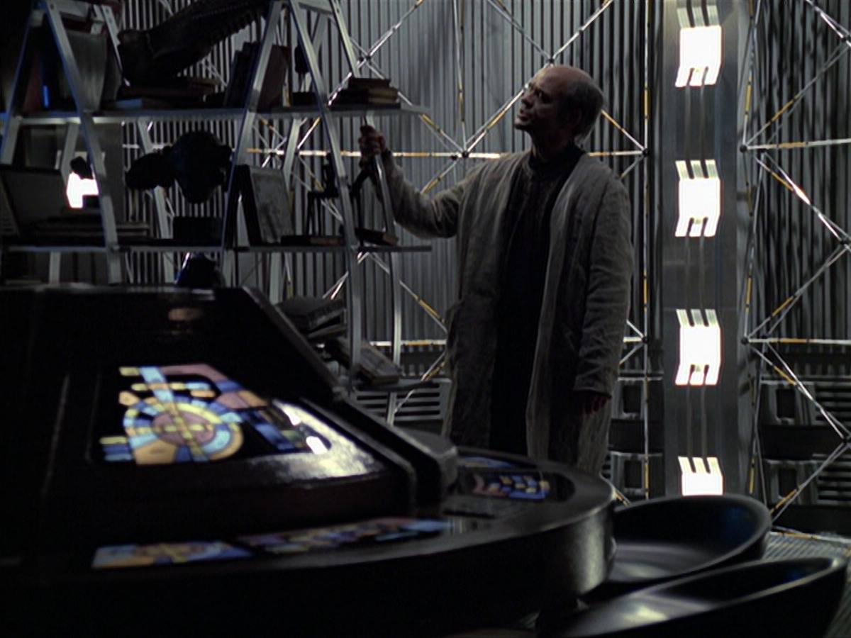 extant_StarTrek_VOY_6x24-LifeLine_02588.jpg