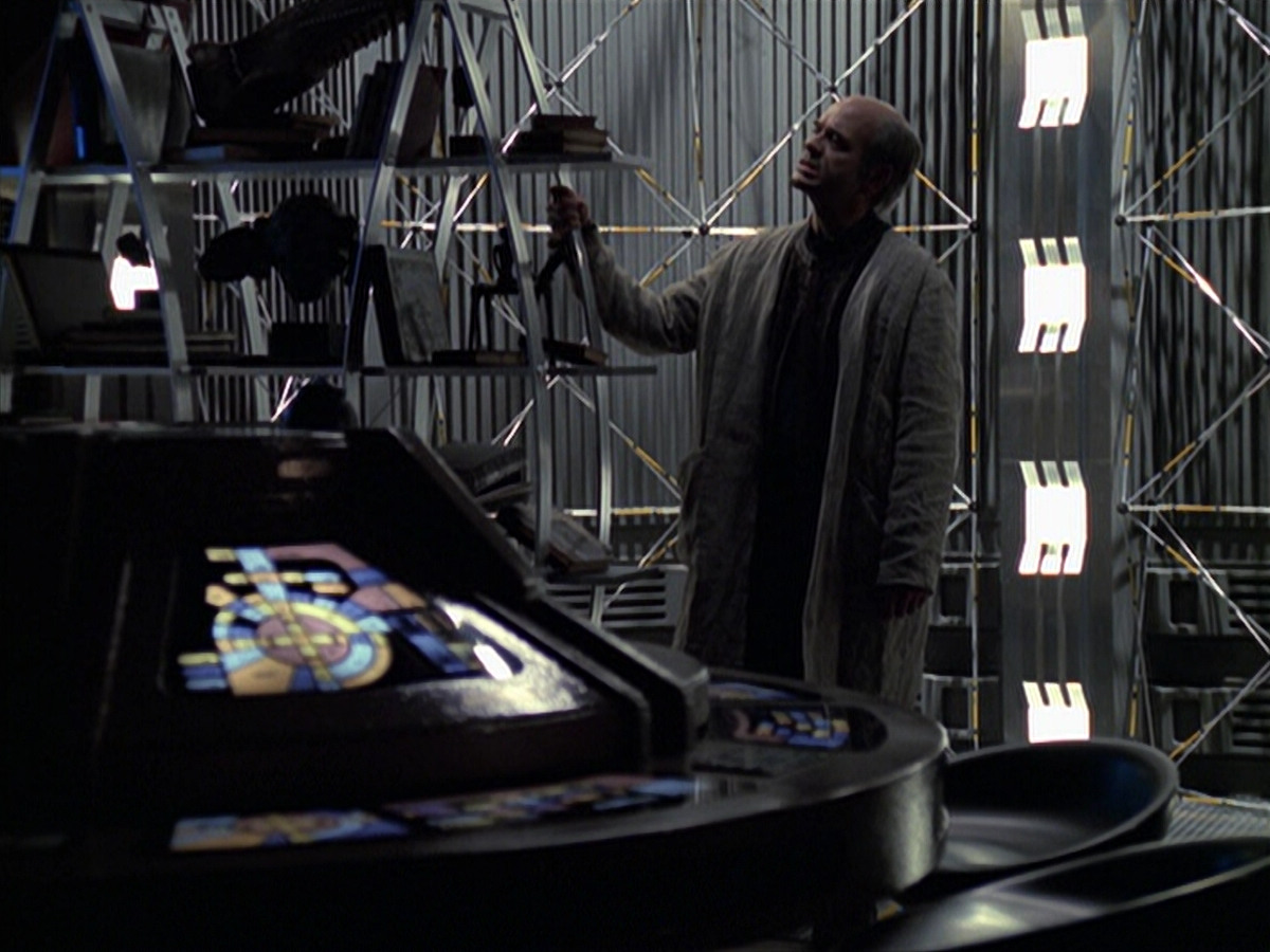 extant_StarTrek_VOY_6x24-LifeLine_02590.jpg
