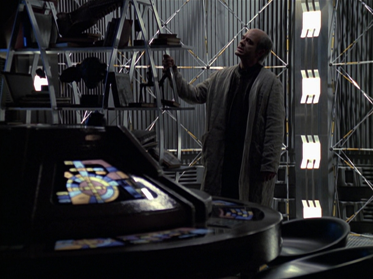 extant_StarTrek_VOY_6x24-LifeLine_02591.jpg