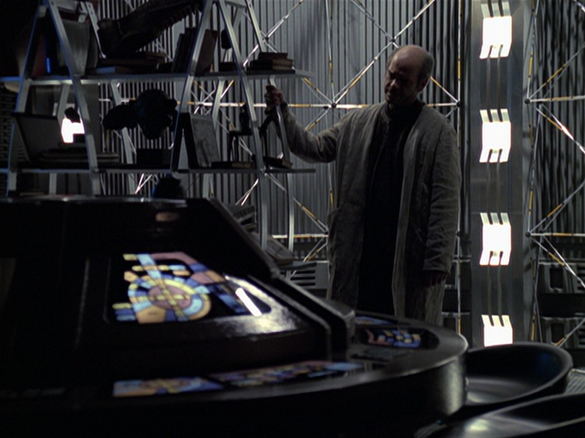 extant_StarTrek_VOY_6x24-LifeLine_02594.jpg