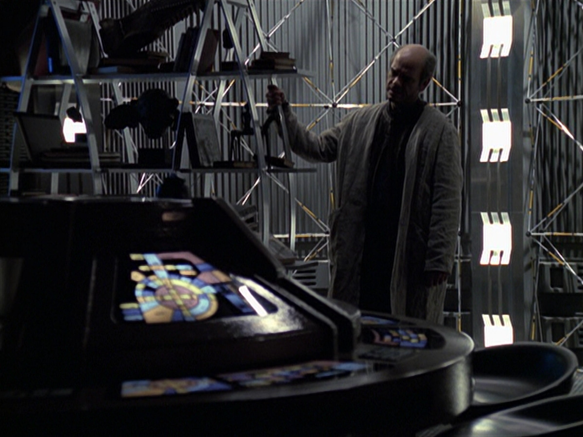 extant_StarTrek_VOY_6x24-LifeLine_02595.jpg