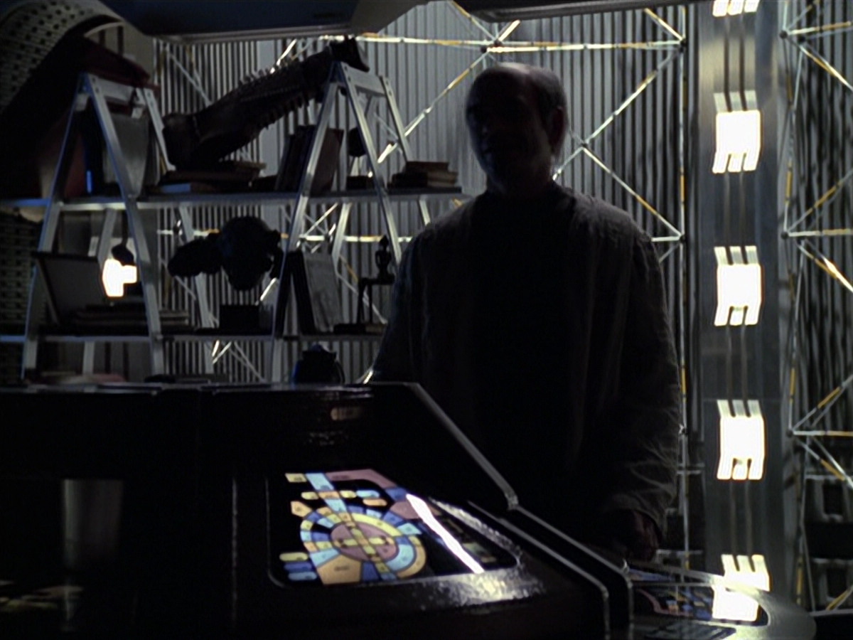 extant_StarTrek_VOY_6x24-LifeLine_02603.jpg