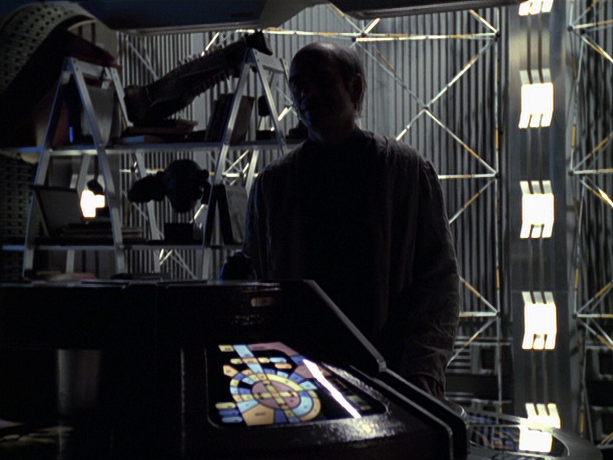 extant_StarTrek_VOY_6x24-LifeLine_02604.jpg