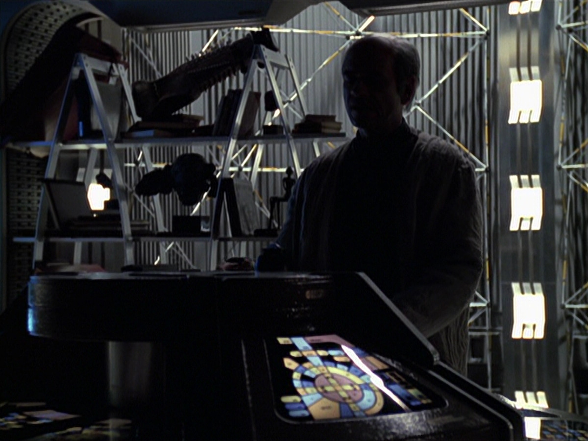 extant_StarTrek_VOY_6x24-LifeLine_02612.jpg
