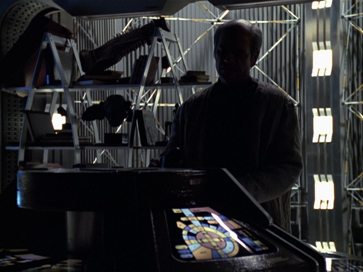 extant_StarTrek_VOY_6x24-LifeLine_02613.jpg