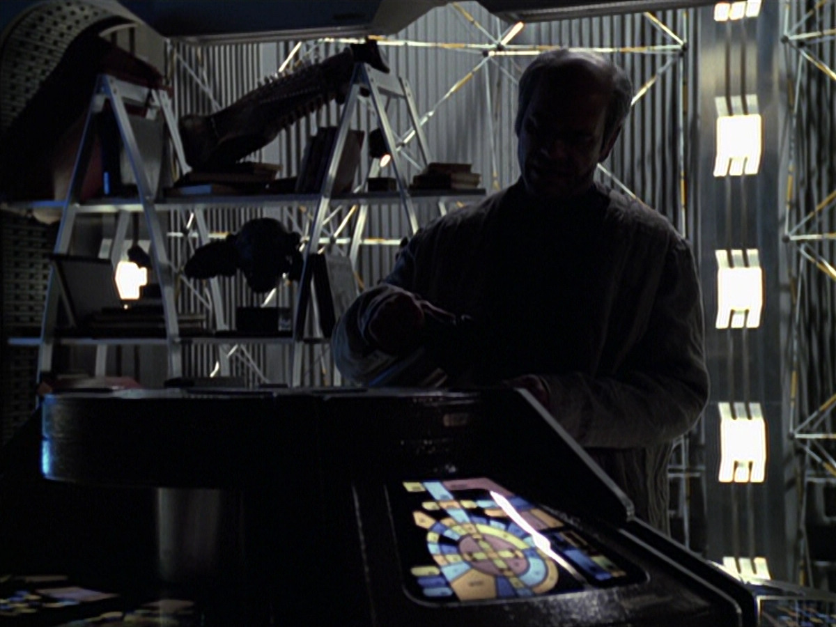 extant_StarTrek_VOY_6x24-LifeLine_02614.jpg