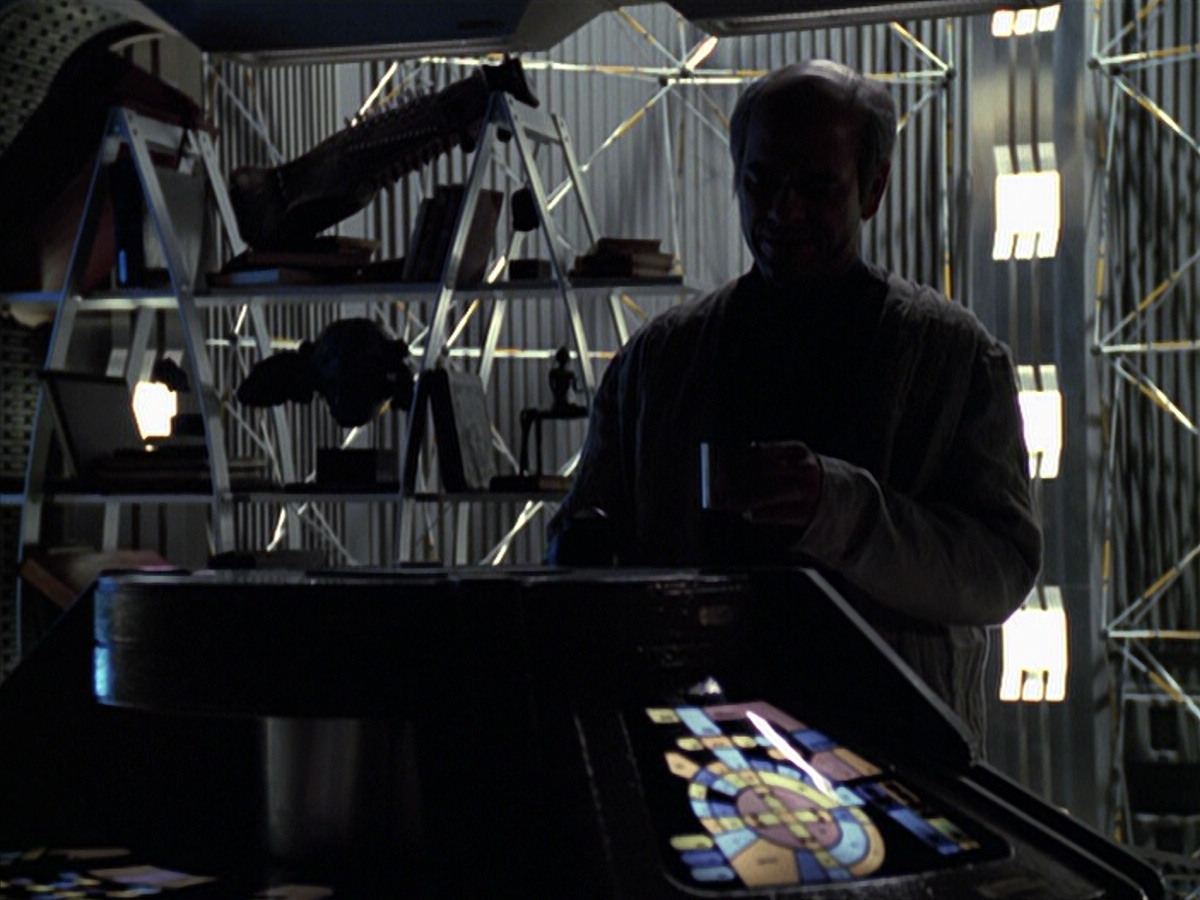 extant_StarTrek_VOY_6x24-LifeLine_02621.jpg