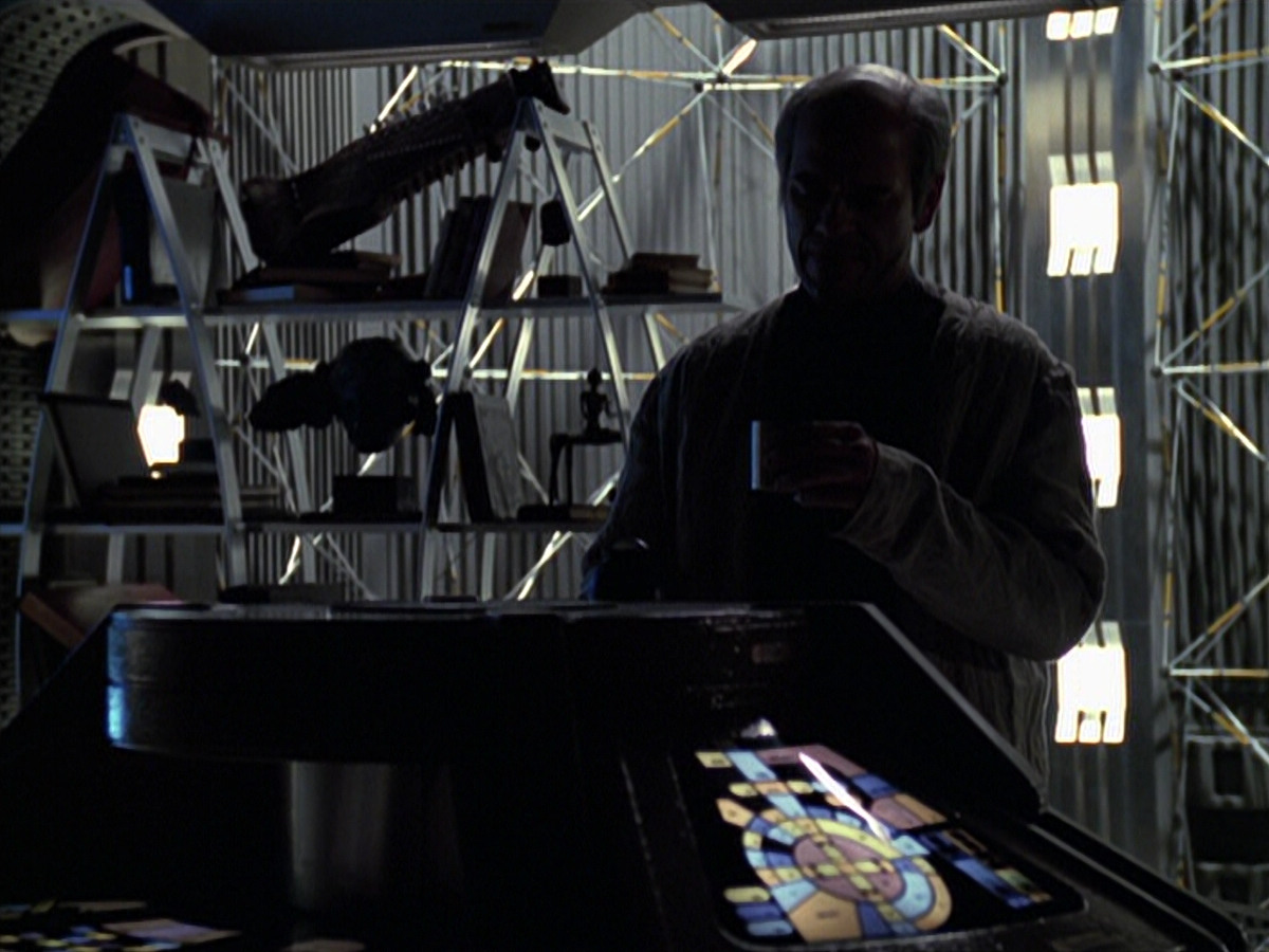 extant_StarTrek_VOY_6x24-LifeLine_02622.jpg