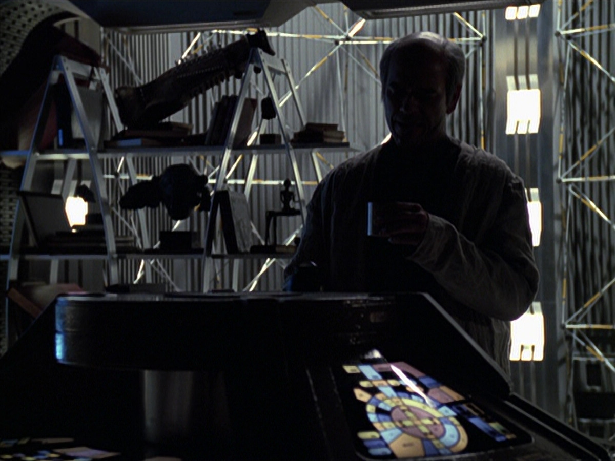 extant_StarTrek_VOY_6x24-LifeLine_02623.jpg